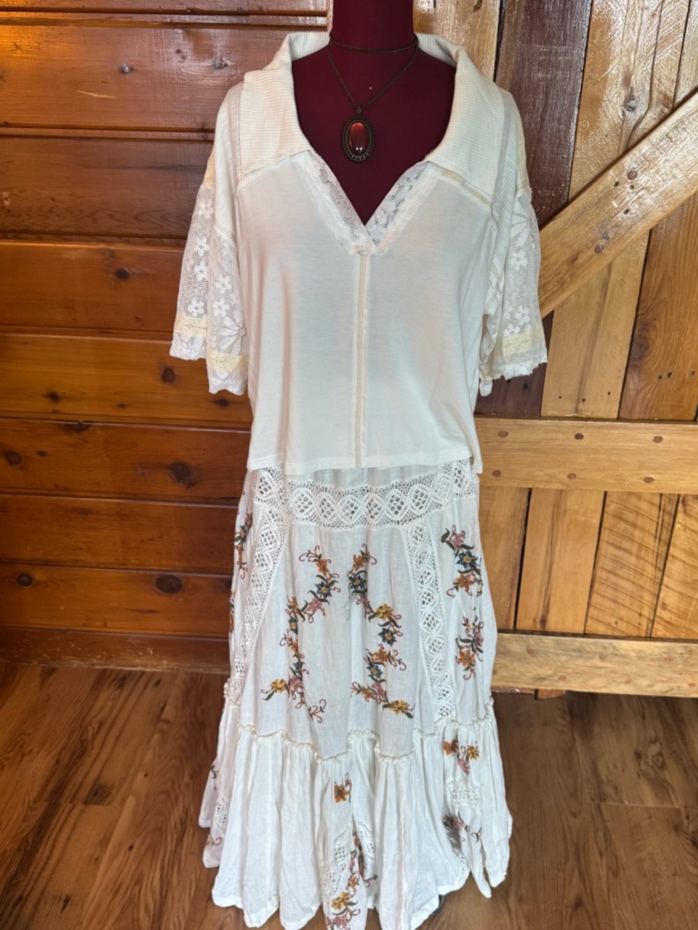 TOP ONLY> POL NWOT WHITE LACE SHORT SLEEVE & V-NECK TOP